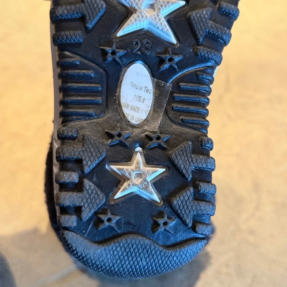 Snow Tec Kids Black Snow Boots with Fur Trim and Pom Poms Size 6